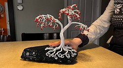 #8 Expérimentales ! Fil d’acier blanc et perles de plastique.