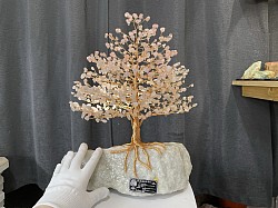 #38 fil de cuivre teinté rose sur calcite, feuilles de Quartz rose